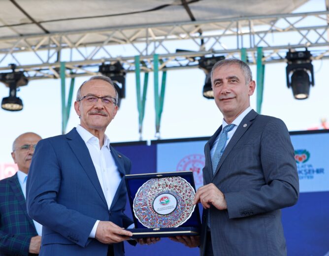 Malatya’da, “Tarihin başladığı yerde, yeniden aynı heyecanda buluşuyoruz” sloganıyla düzenlenen “Uluslararası Arslantepe Yarı Maratonu” koşuldu.